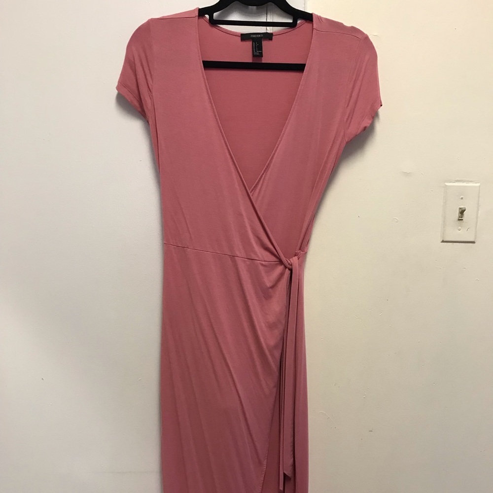 Maxi pink dress with slit in the front